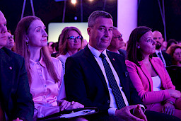 Członek Zarządu Marcin Szewczak siedzi na widowni wśród innych uczestników wydarzenia i patrzy prosto w obiektyw aparatu.