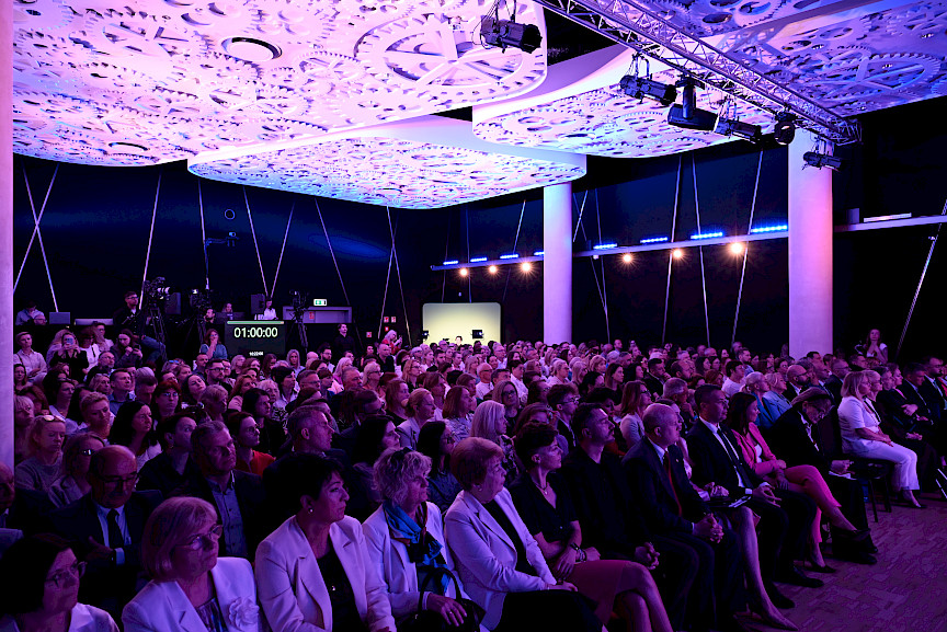 Ogólne ujęcie na widownię konferencji.