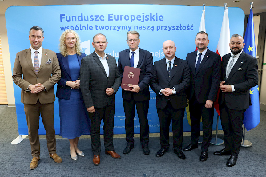 Przedstawiciele Zarządu Województwa Lubelskiego pozują do zdjęcia z beneficjentami projektu.