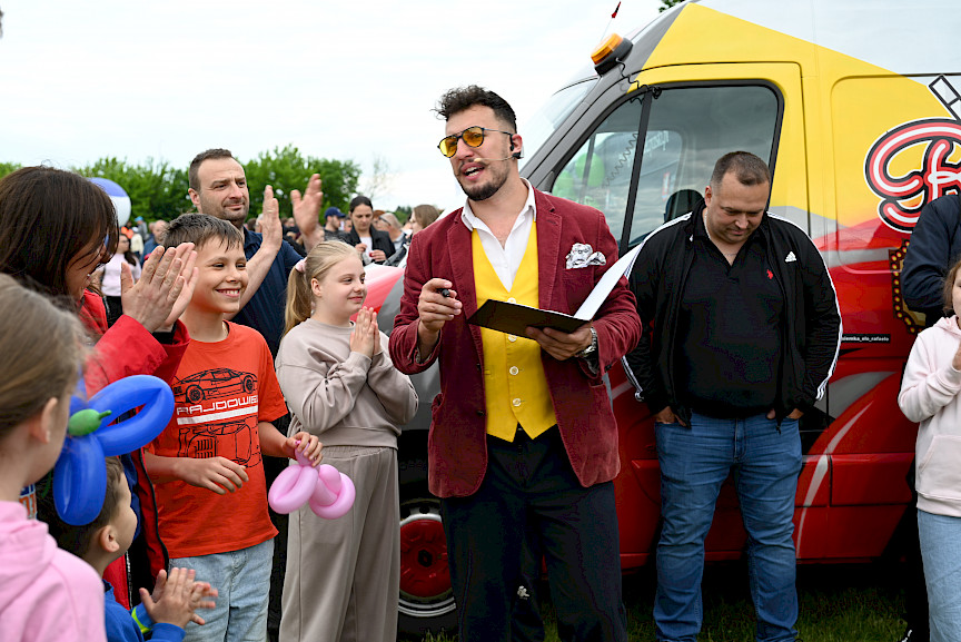 Iluzjonista Rafaelo rozmawia z dziećmi.