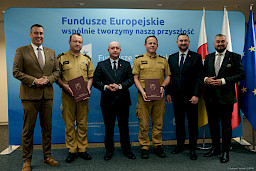 Przedstawiciele Zarządu Województwa Lubelskiego pozują do zdjęcia na ściance Funduszowej z beneficjentami projektu.
