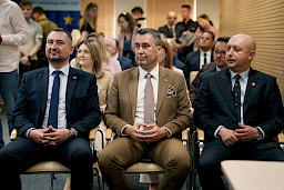 Dwóch Wicemarszałków Województwa Lubelskiego oraz Członek Zarządu siedzą obok siebie na krzesłach na widowni.