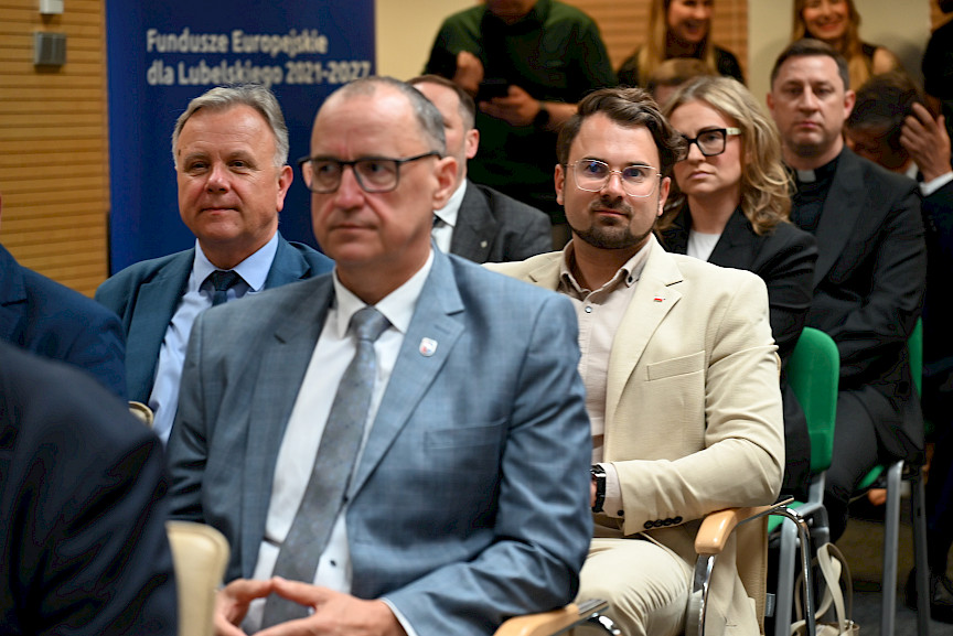 Ujęcie na kilka osób siedzących na widowni.