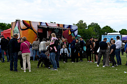 Tłum ludzi gromadzący się przed food truckiem