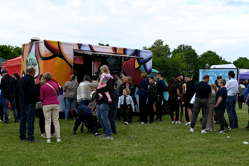 Tłum ludzi gromadzący się przed food truckiem