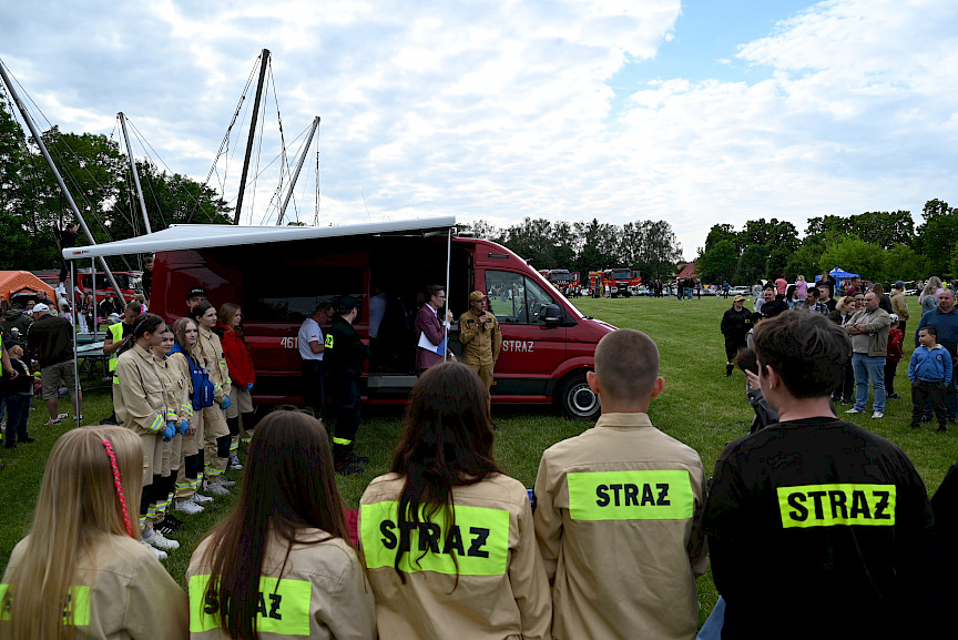 Pokaz pierwszej pomocy, ludzie stojący w rzędach wokół modelu człowieka do ćwiczeń
