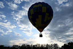 Balon na uwięzi lecący w powietrzu