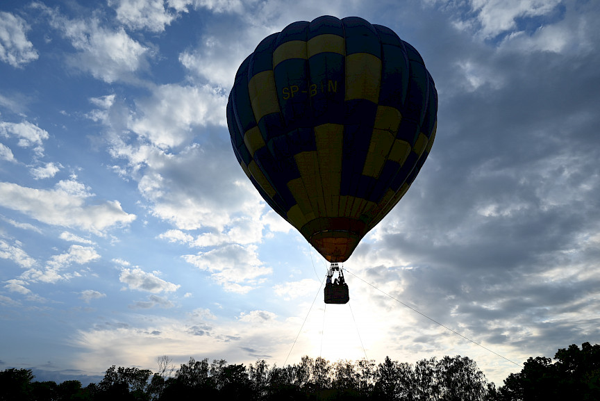 Balon na uwięzi lecący w powietrzu
