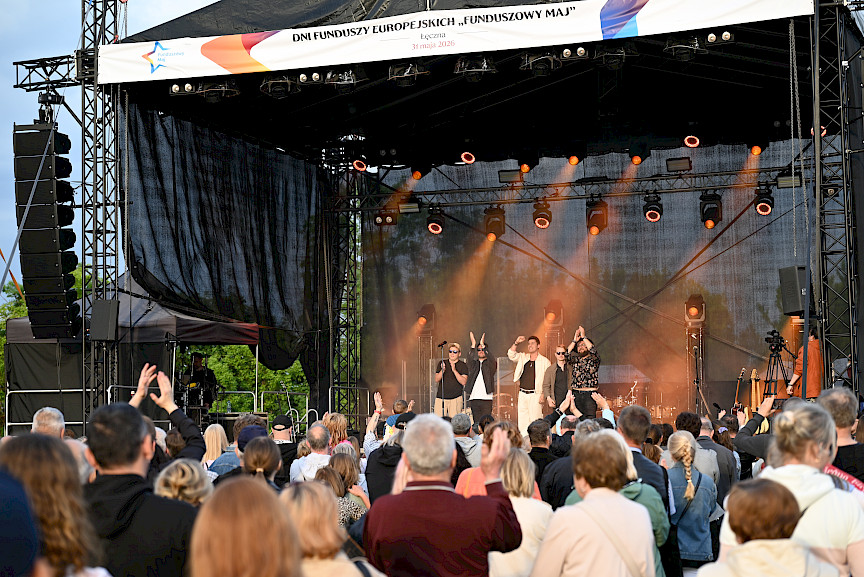 Na scenie zespół Filipa Lato, przed sceną tłum ludzi