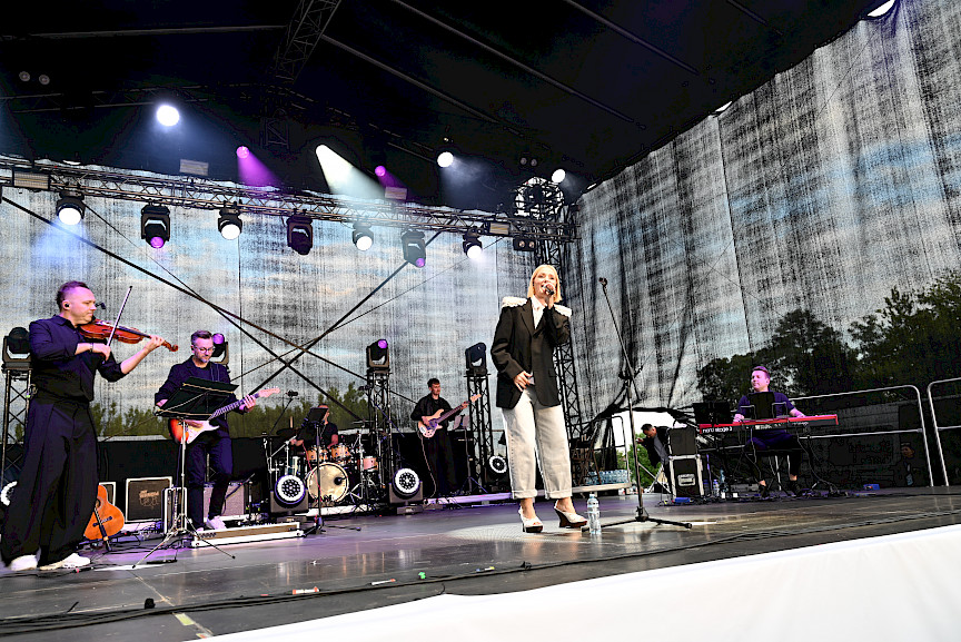 Halina Mlynkova występująca na scenie z zespołem