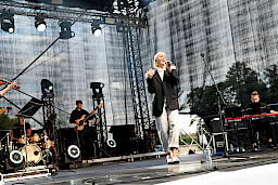 Halina Mlynkova występująca na scenie z zespołem