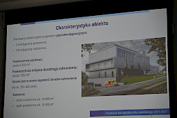 Obraz wyświetlany na rzutniku. Przedstawia charakterystykę budynku, podane są wymiary oraz szczegóły budynku.
