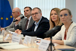 Ujęcie z bliska na członków komisji przewodniczącej.