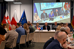Ogólny widok na salę z uczestnikami posiedzenia.
