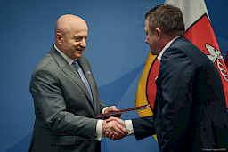 Marszałek Województwa Lubelskiego Jarosław Stawiarski podaje rękę w ramach gratulacji beneficjentowi projektu.