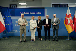 Marszałek Województwa Lubelskiego Jarosław Stawiarski, Dyrektor Departamentu Zarządzania Programami Regionalnymi Anna Brzyska oraz Dyrektor LAWP Marek Neckier ustawieni są do zdjęcia z beneficjentami projektu.