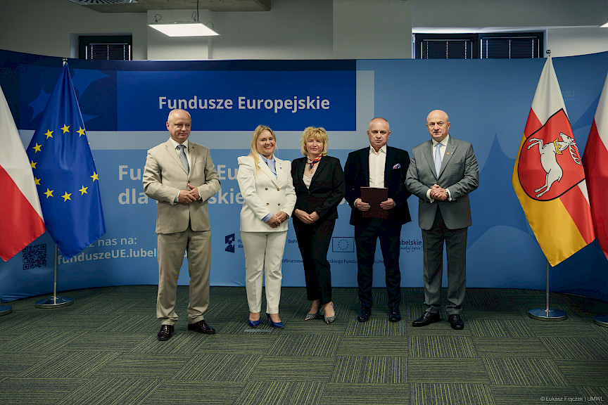Marszałek Województwa Lubelskiego Jarosław Stawiarski, Dyrektor Departamentu Zarządzania Programami Regionalnymi Anna Brzyska oraz Dyrektor LAWP Marek Neckier ustawieni są do zdjęcia z beneficjentami projektu.
