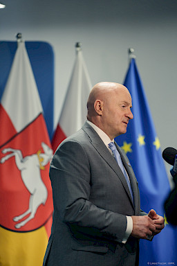 Marszałek Województwa Lubelskiego Jarosław Stawiarski udziela wywiadu mediom do mikrofonu.