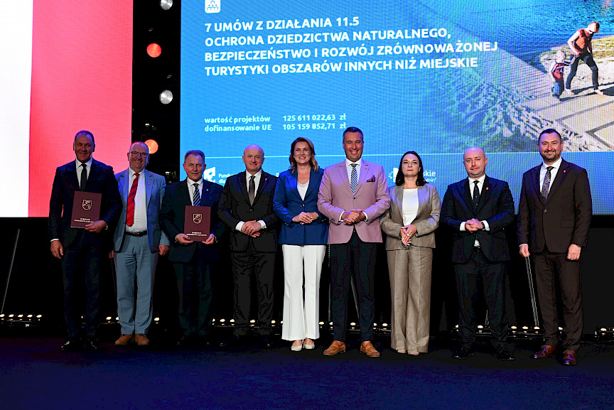 Zdjęcie grupowe Zarządu Województwa Lubelskiego z częścią beneficjentów projektów.