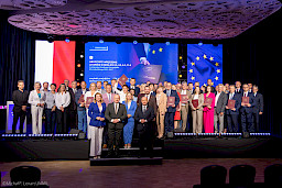 Zdjęcie grupowe wszystkich uczestników wydarzenia. Na przodzie stoi Zarząd Województwa Lubelskiego z Dyrektor Departamentu Zarządzania Programami Regionalnymi Anną Brzyską.