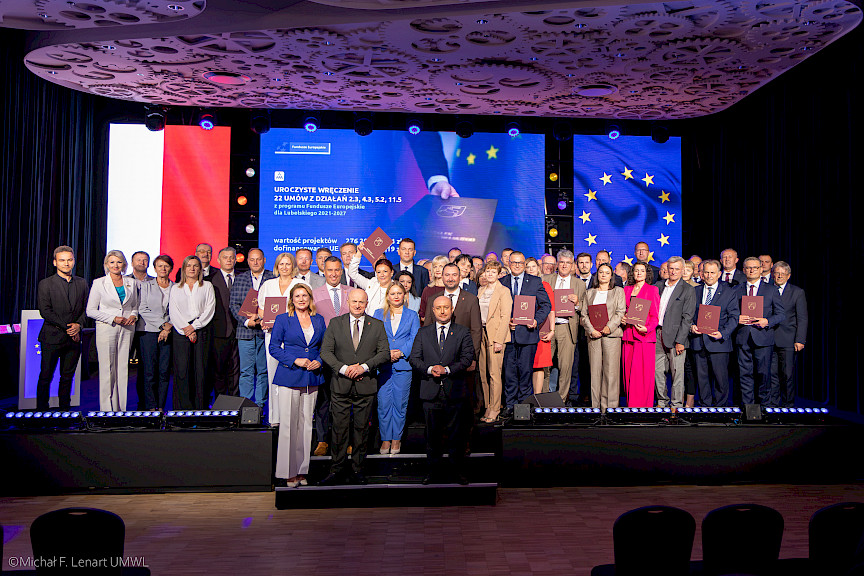 Zdjęcie grupowe wszystkich uczestników wydarzenia. Na przodzie stoi Zarząd Województwa Lubelskiego z Dyrektor Departamentu Zarządzania Programami Regionalnymi Anną Brzyską.