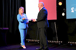 Dyrektor Departamentu Zarządzania Programami Regionalnymi Anna Brzyska podaje teczkę z umową Marszałkowi Jarosławowi Stawiarskiemu.