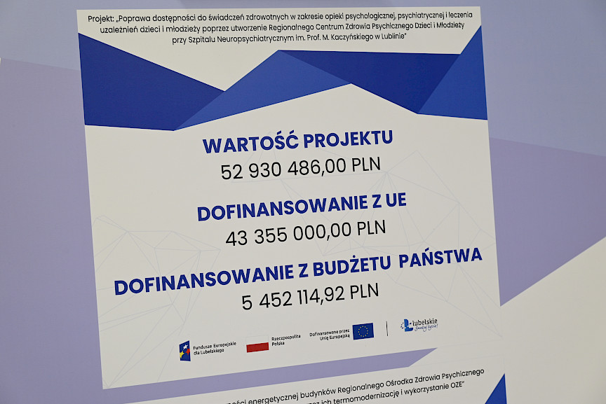 Ujęcie tablicy informacyjnej z liczbami przedstawiającymi wartość projektu i poziom dofinansowania z UE oraz budżetu państwa.