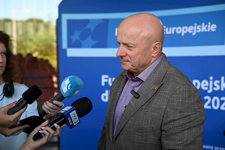 Marszałek Województwa Lubelskiego Jarosław Stawiarski udziela wywiadu mediom.