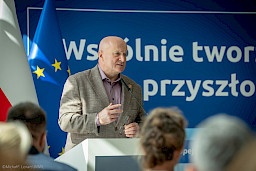 Marszałek Województwa Lubelskiego Jarosław Stawiarski  przemawia do mikrofonu do uczestników siedzących na sali.