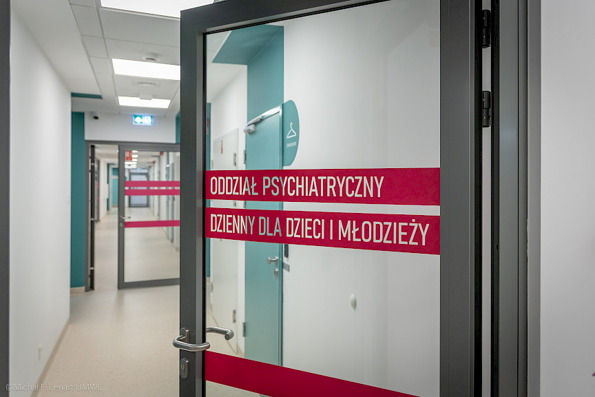 Ujęcie na otwarte przeszklone drzwi szpitalne.