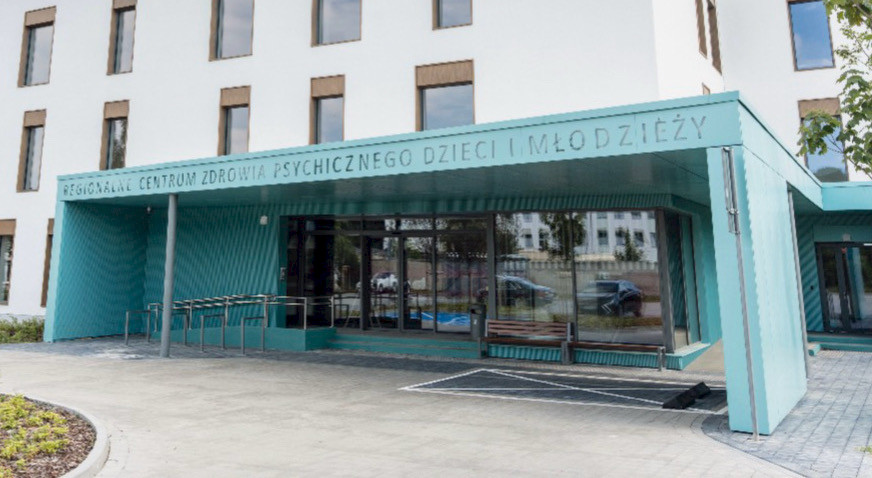 Ujęcie na budynek szpitala z zewnątrz.