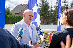 Marszałek Województwa Lubelskiego Jarosław Stawiarski udziela wywiadu mediom do mikrofonów.