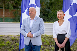 Marszałek Województwa lubelskiego Jarosław Stawiarski stoi obok kobiety w białej bluzce i patrzą w dal.