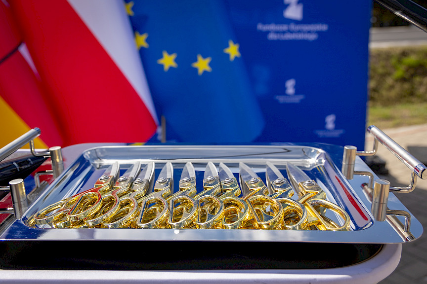 Ujęcie na srebrną tacę z eleganckimi nożycami służącymi do przecięcia symbolicznej wstęgi otwierającej drogę.