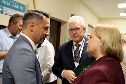 Ujęcie kilku osób rozmawiających ze sobą w tym Dyrektor Departamentu Zarządzania Programami Regionalnymi Anna Brzyska oraz Dyrektor COZL Piotr Matej.