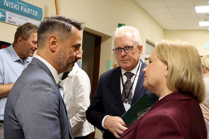 Ujęcie kilku osób rozmawiających ze sobą w tym Dyrektor Departamentu Zarządzania Programami Regionalnymi Anna Brzyska oraz Dyrektor COZL Piotr Matej.