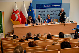 Dyrektor COZL Piotr Matej wypowiada się do mikrofonu do uczestników spotkania. Obok siedzą Marszałek Jarosław Stawiarski, Dyrektor Anna Brzyska oraz Dyrektor Małgorzata Skrok.