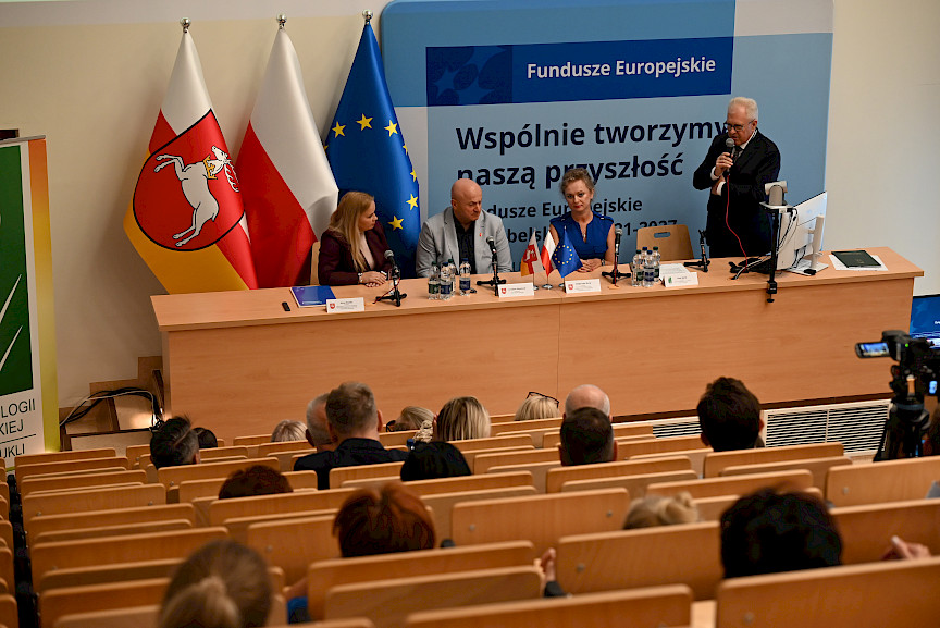 Dyrektor COZL Piotr Matej wypowiada się do mikrofonu do uczestników spotkania. Obok siedzą Marszałek Jarosław Stawiarski, Dyrektor Anna Brzyska oraz Dyrektor Małgorzata Skrok.