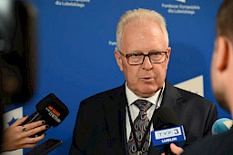 Dyrektor COZL Piotr Matej udziela wywiadu mediom do mikrofonów.