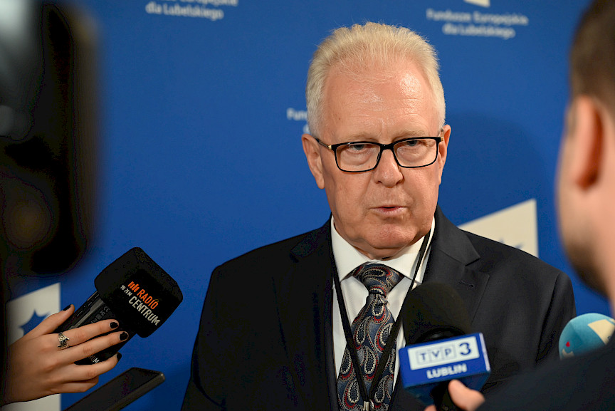 Dyrektor COZL Piotr Matej udziela wywiadu mediom do mikrofonów.