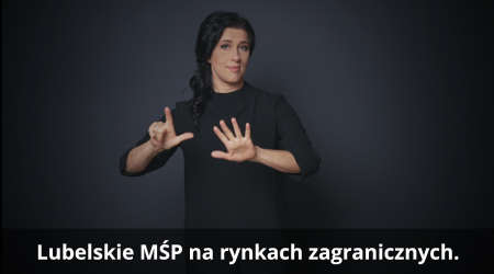 Tłumaczka miga na Polski Język Migowy, na ekranie napis 
