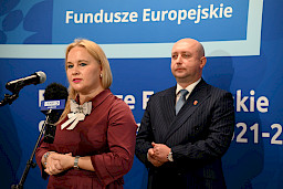  Dyrektor Departamentu Zarządzania Programami Regionalnymi Anna Brzyska wypowiada się do mikrofonów. Za nią stoi Wicemarszałek Województwa Lubelskiego Piotr Breś.
