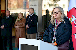 Przedstawicielka Komisji Europejskiej Elżbieta Gajeska wypowiada się przed budynkiem do mikrofonu do uczestników wydarzenia.