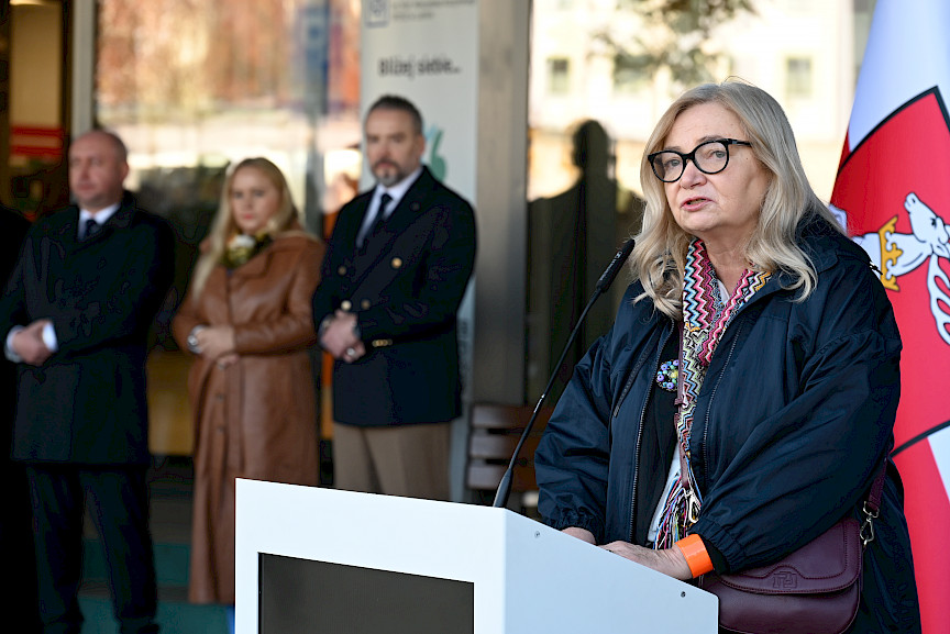 Przedstawicielka Komisji Europejskiej Elżbieta Gajeska wypowiada się przed budynkiem do mikrofonu do uczestników wydarzenia.