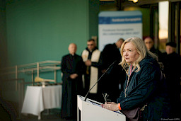 Przedstawicielka Komisji Europejskiej Elżbieta Gajeska wypowiada się przed budynkiem szpitala do mikrofonu do uczestników wydarzenia.