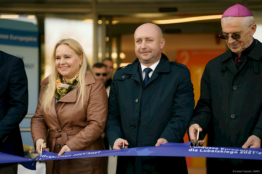 Wicemarszałek Województwa Lubelskiego Piotr Breś, Dyrektor Anna Brzyska oraz ksiądz przecinają taśmę symbolizując otwarcie budynku.