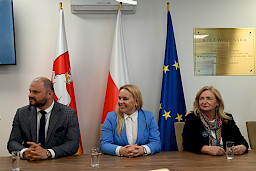Dyrektor Departamentu Zarządzania Programami Regionalnymi Anna Brzyska siedzi przy stole z Wicedyrektorem Piotrem Budyńczukiem oraz przedstawicielką Komisji Europejskiej Elżbietą Gajeską.