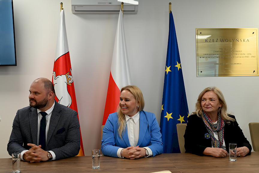 Dyrektor Departamentu Zarządzania Programami Regionalnymi Anna Brzyska siedzi przy stole z Wicedyrektorem Piotrem Budyńczukiem oraz przedstawicielką Komisji Europejskiej Elżbietą Gajeską.