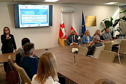 Dyrektor Regionalnego Ośrodka Polityki Społecznej Małgorzata Romanko przemawia na sali do mikrofonu do uczestników spotkania.