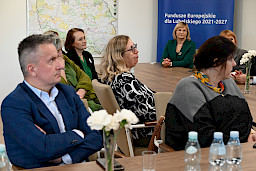 Ogólny widok na salę konferencyjną, na której siedzą uczestnicy spotkania.